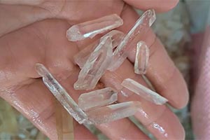 ラフ水晶ポイント（小さい）