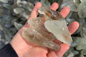 マダカスカル産ラフグリーン水晶原石