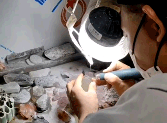 職人が手作りで水晶を彫刻しています
